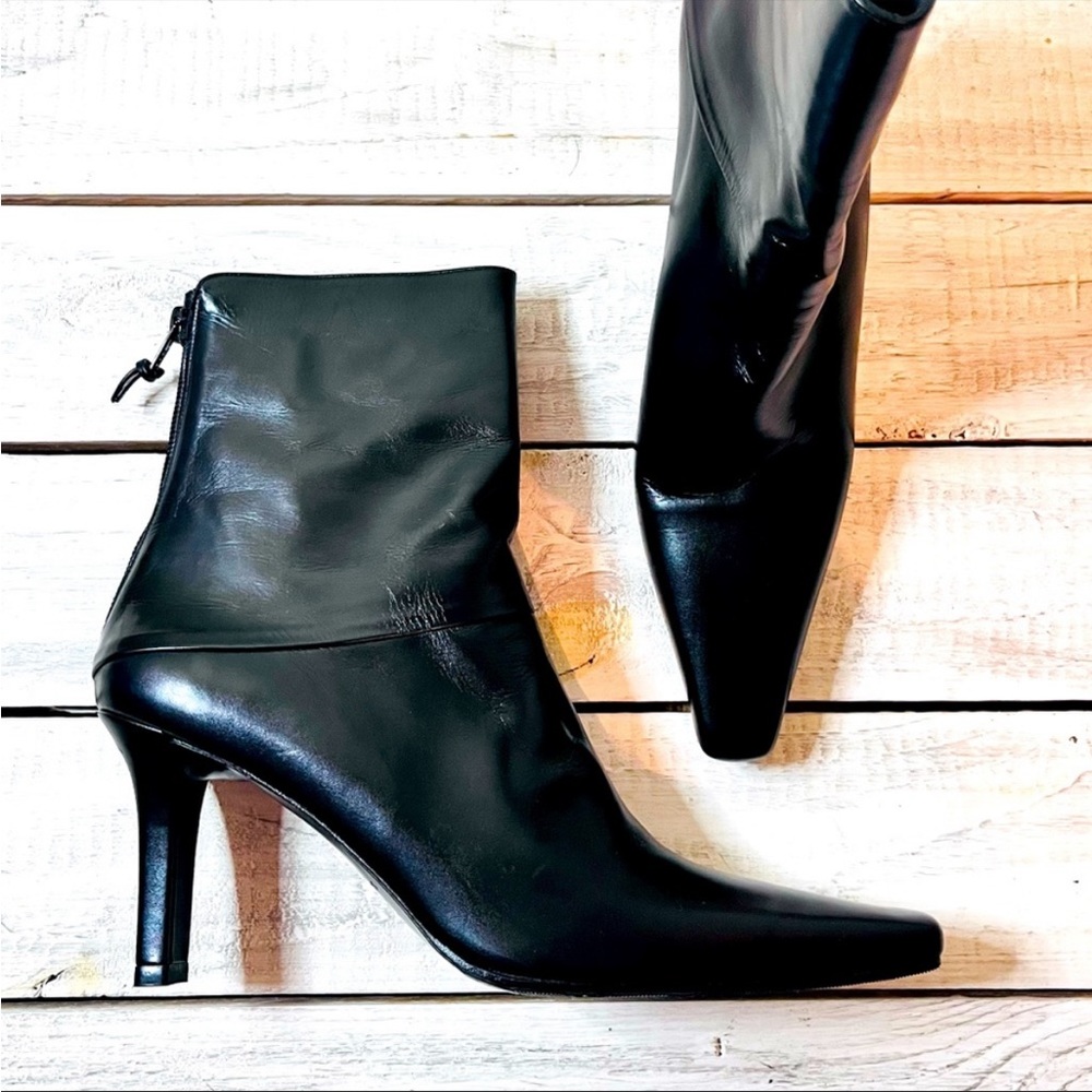 Beautiful Black Leather Stuart Weitzman Booties